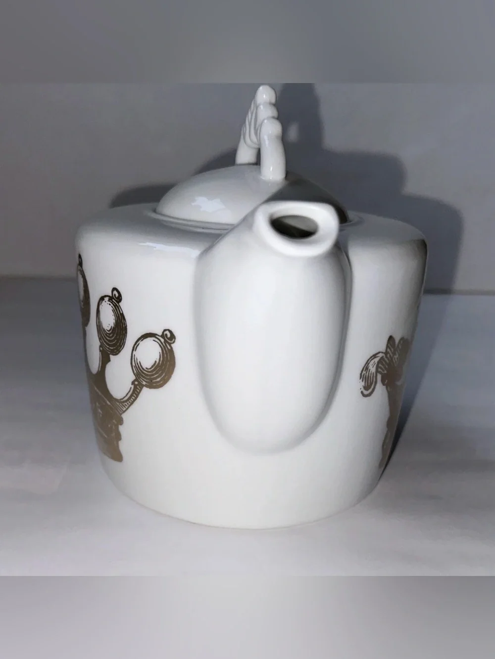 Rosanna Kings Road Redux Royal Gold Crown Porcelain Teapot + Lid Large 6 Cup
